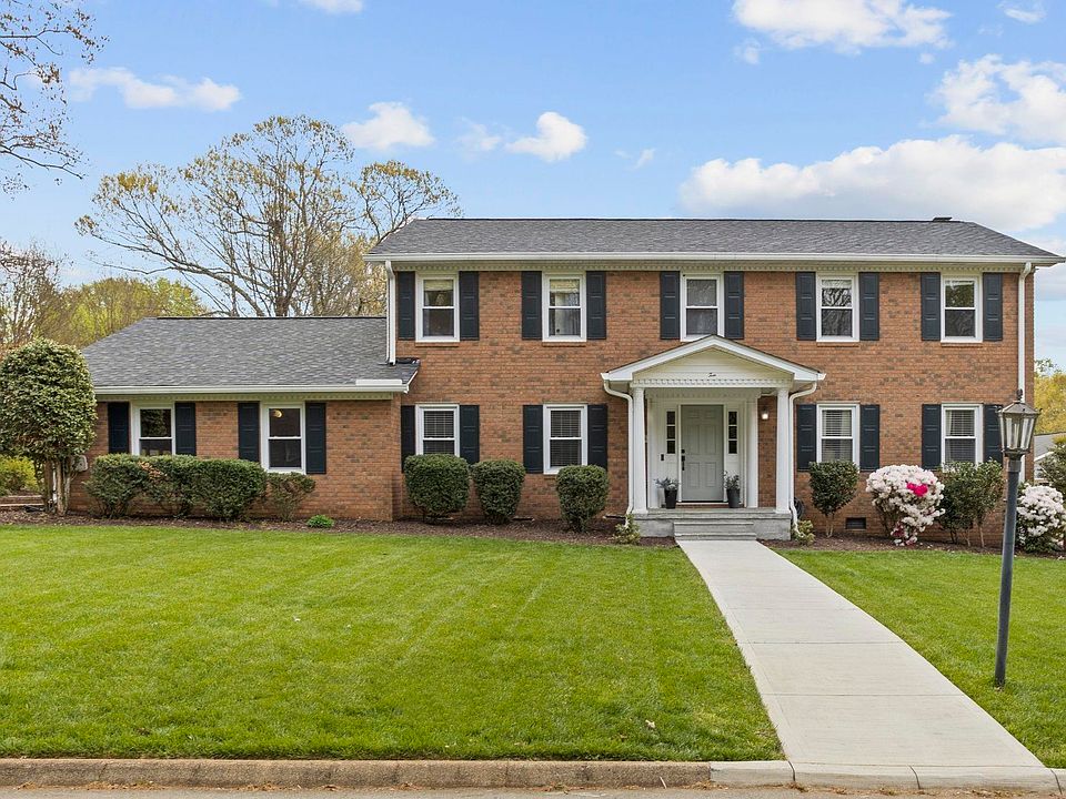 1st image of 10 Donington Dr