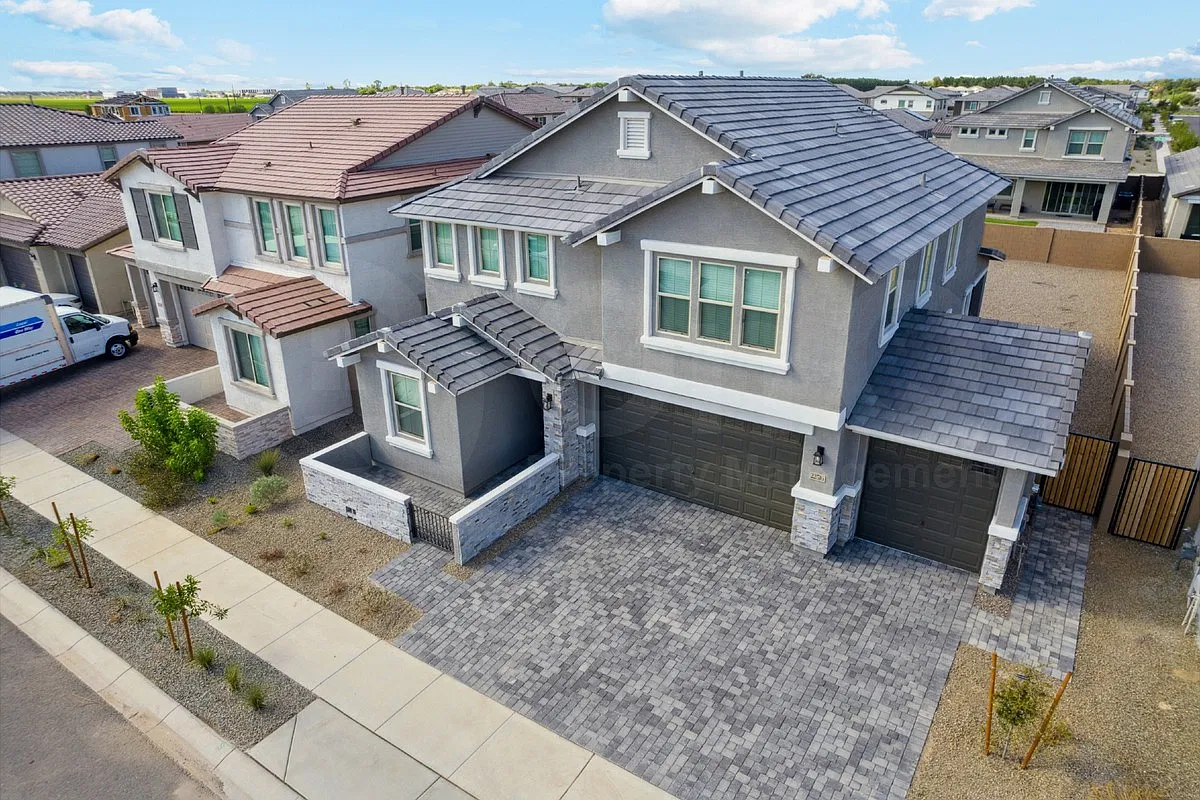 5 bed, 3.0 bath, 2621 sqft, $3,080 — Photo 3