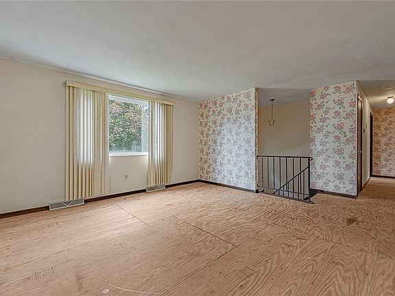 4th image of 102 Kathy Dr