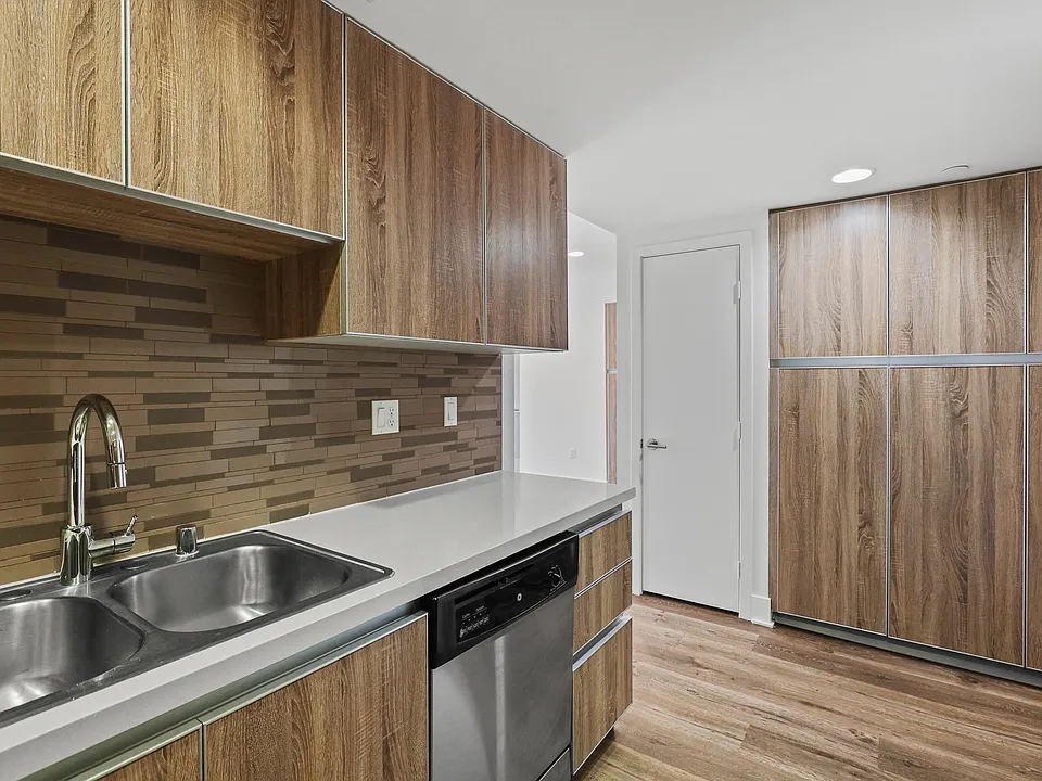 Full-Size Kitchen with Energy-Efficient Appliances and Ample Cabinet Storage