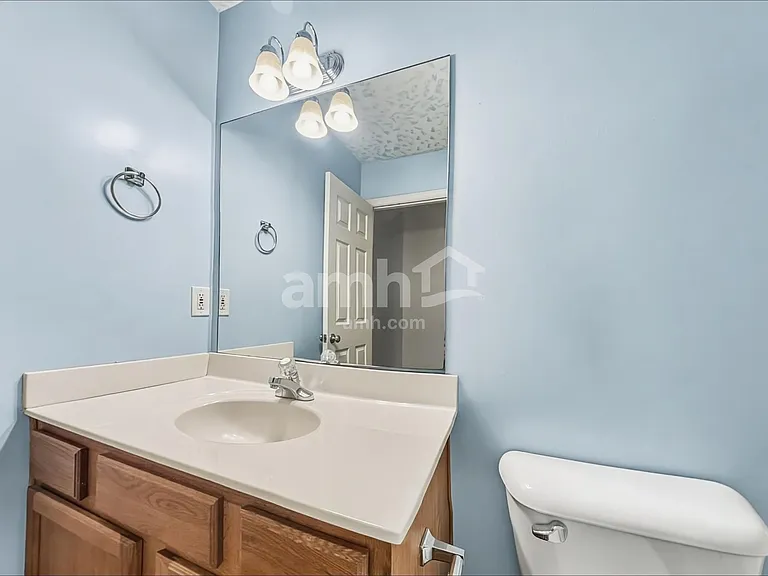 204 Annesbury Ln — Photo 10