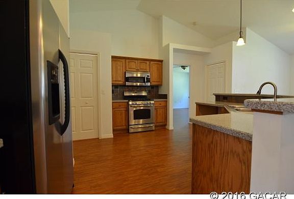 4th image of 210 NE 9th Ave