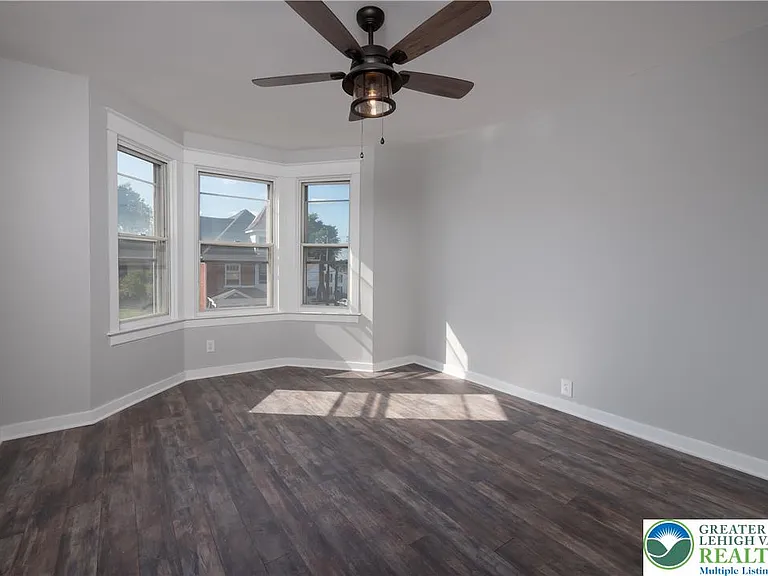 718 N New St — Photo 17