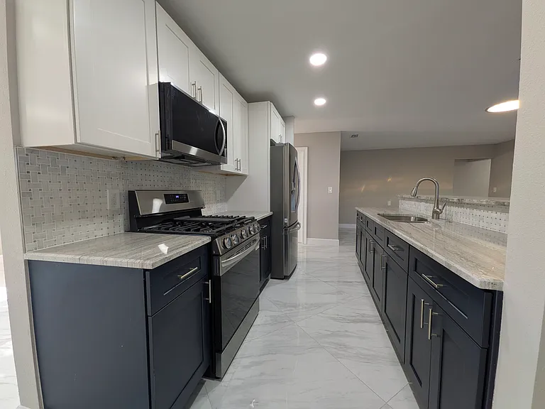5523 Venetian Blvd NE — Photo 6