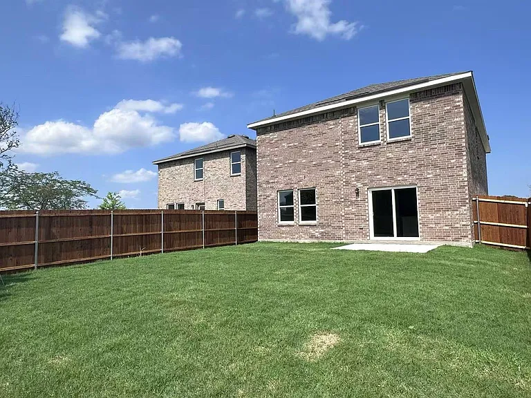 2105 Meadow Park Dr — Photo 2