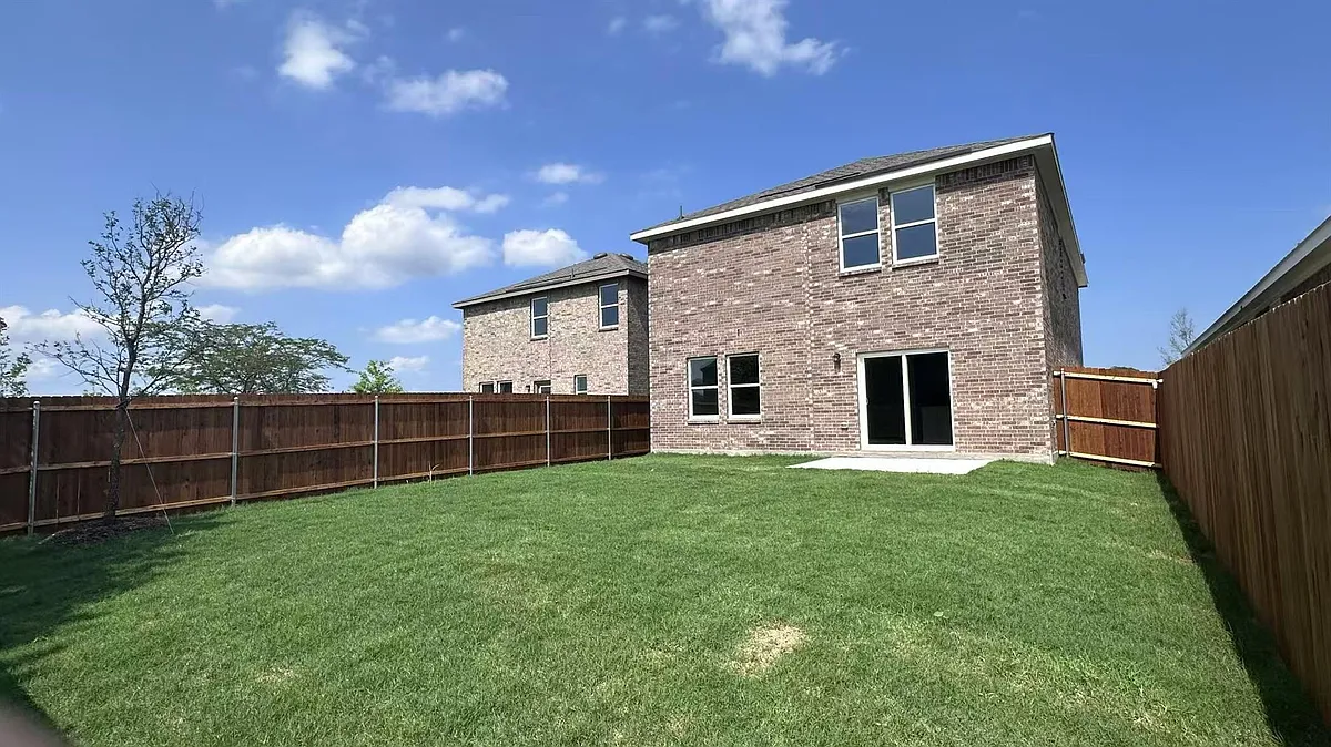 Building Photo - 2105 Meadow Park Dr