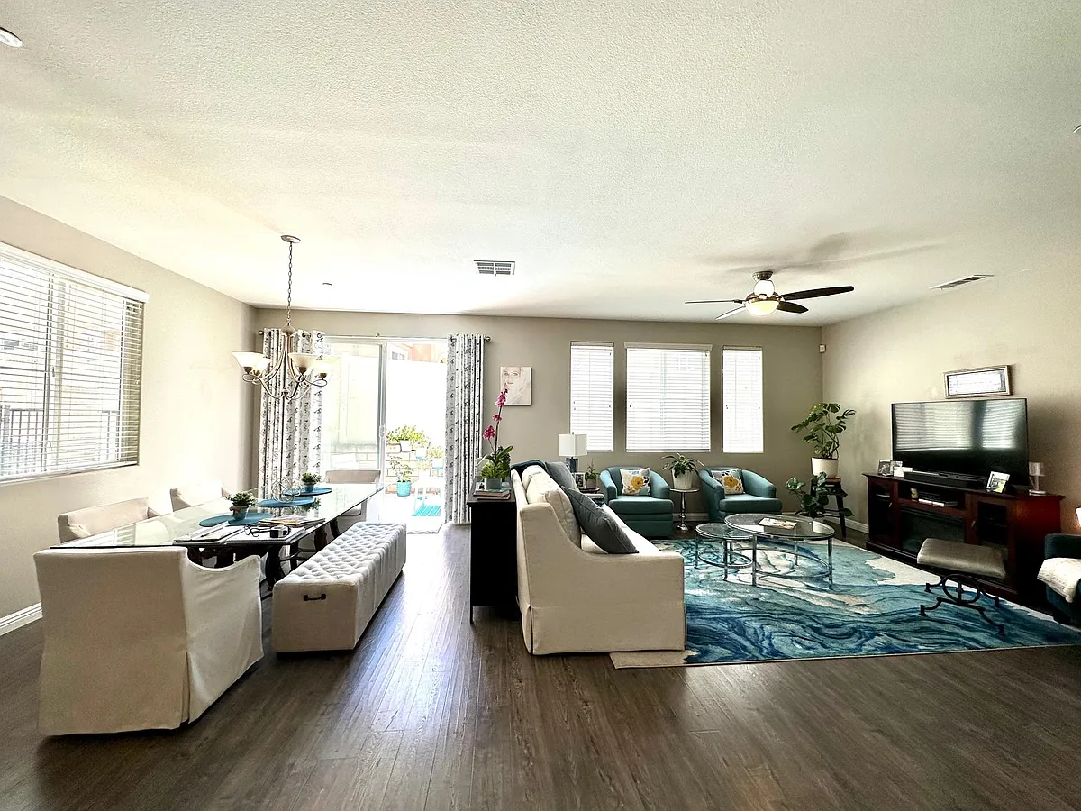 Building Photo - 43098 Avenida Abril