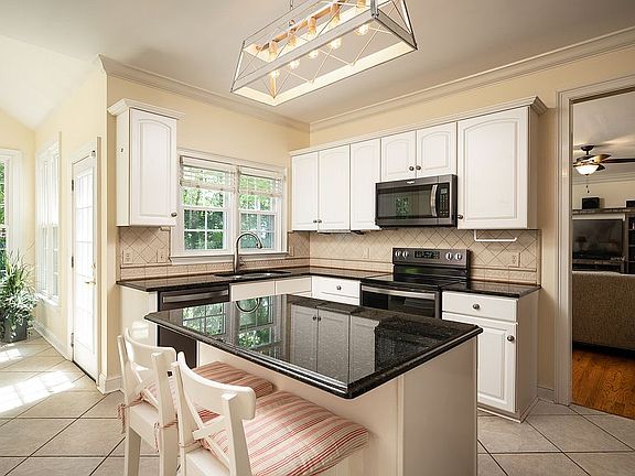 4th image of 3818 Cambridge Ln NW