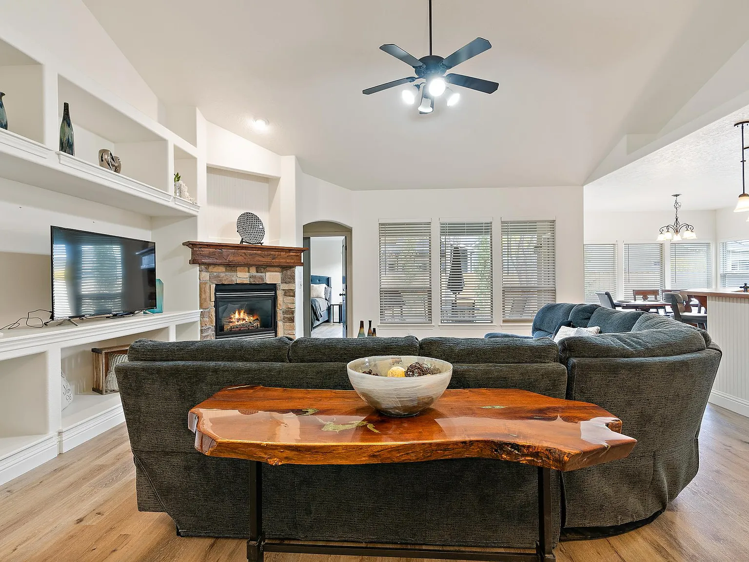 1074 W Yosemite Dr — Photo 2
