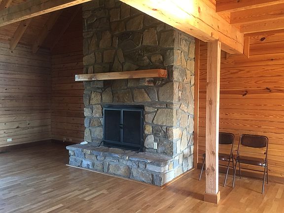 4th image of 622 Walker Ln