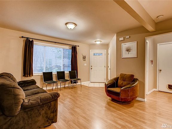 3rd image of 827 124th Ct NE
