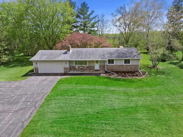 406 Prairie View DRIVE, North Prairie, WI 53153
