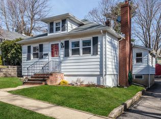 26 Riggs Pl, Locust Valley, NY 11560