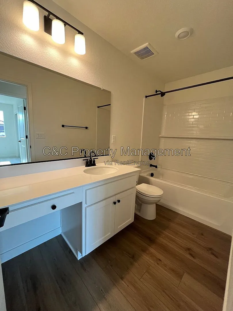 4 bed, 3.0 bath, 1836 sqft, $3,250 — Photo 4