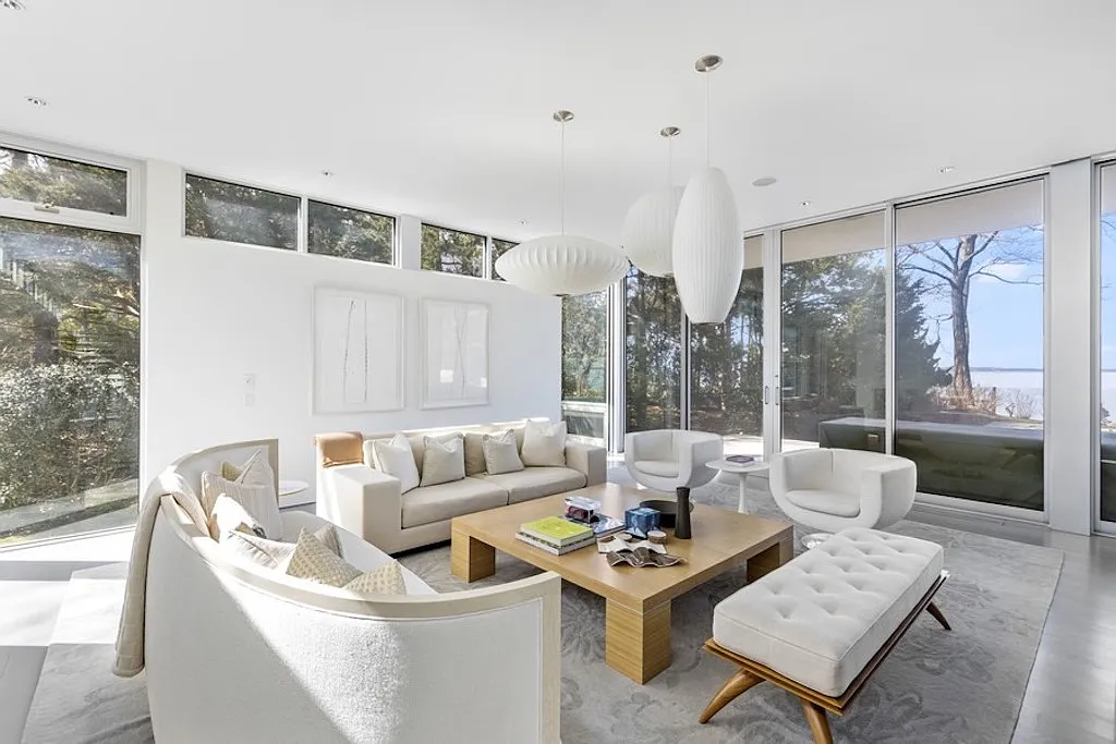 Sag Harbor bay front home chic and modern — Photo 3