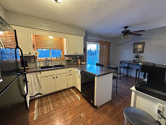 Another view of kitchen/dining room