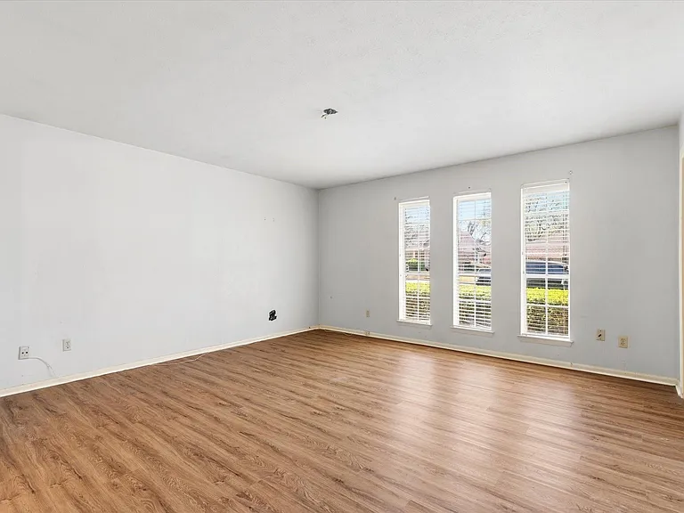 1905 Alamo Dr — Photo 15
