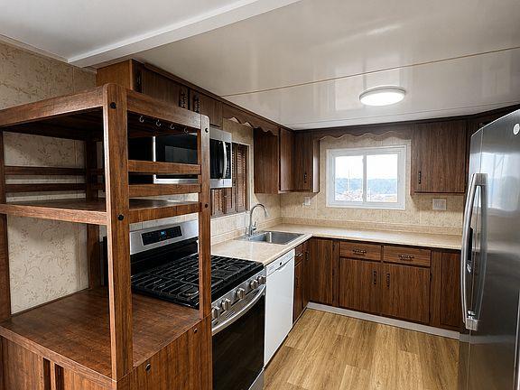3rd image of 1101 Lysle Ave