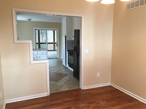 5th image of 1825 Cedar Cliff Dr SE