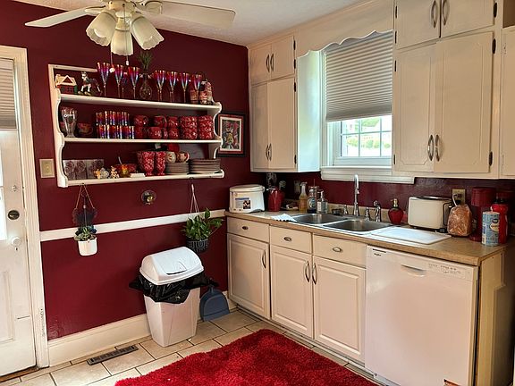 4th image of 810 Jefferson Cir