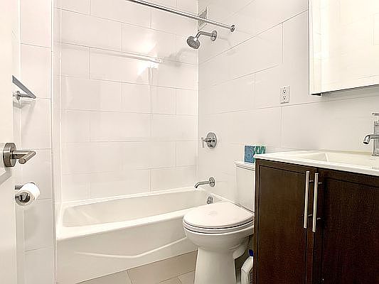 5th image of 4 Park Ave APT 16F