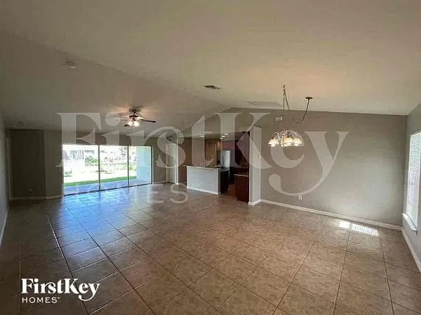 4 bed, 2.0 bath, 1828 sqft, $1,985 — Photo 2