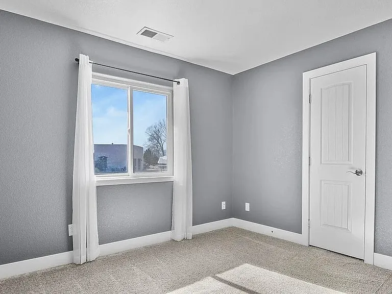 573 W Archer Plz — Photo 14