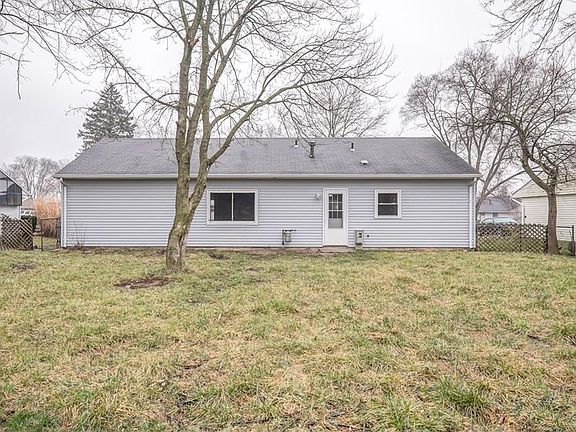 2nd image of 907 Applewood Dr