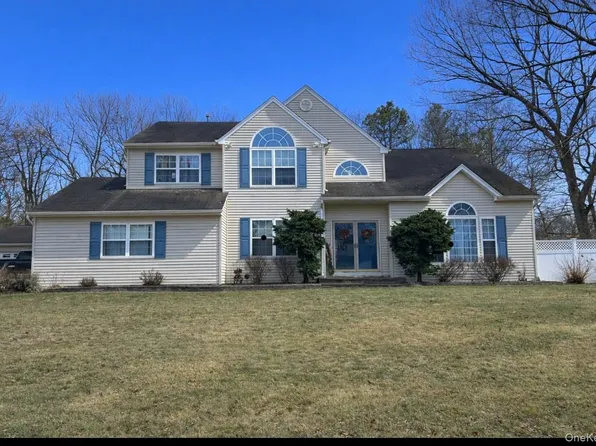 2 Daylilly Court, Middle Island, NY 11953