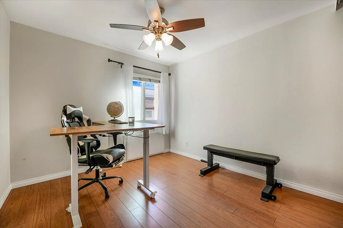 3 bed, 1279 sqft, $3,795 — Photo 2