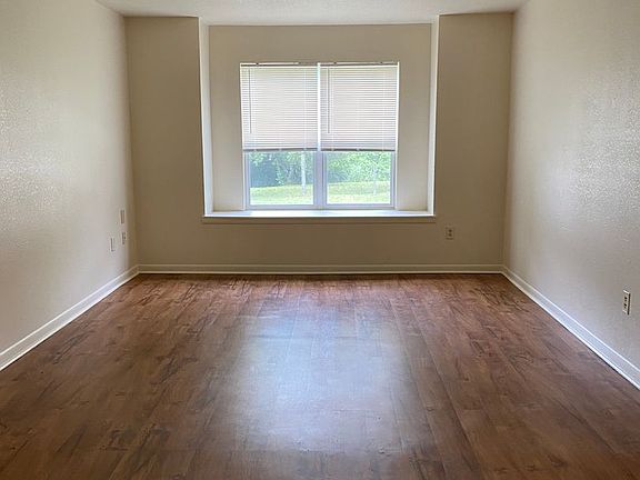 2nd image of 901 Hackberry St #493086eee