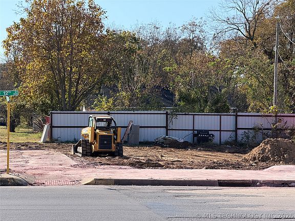 5th image of 301 W 12th St
