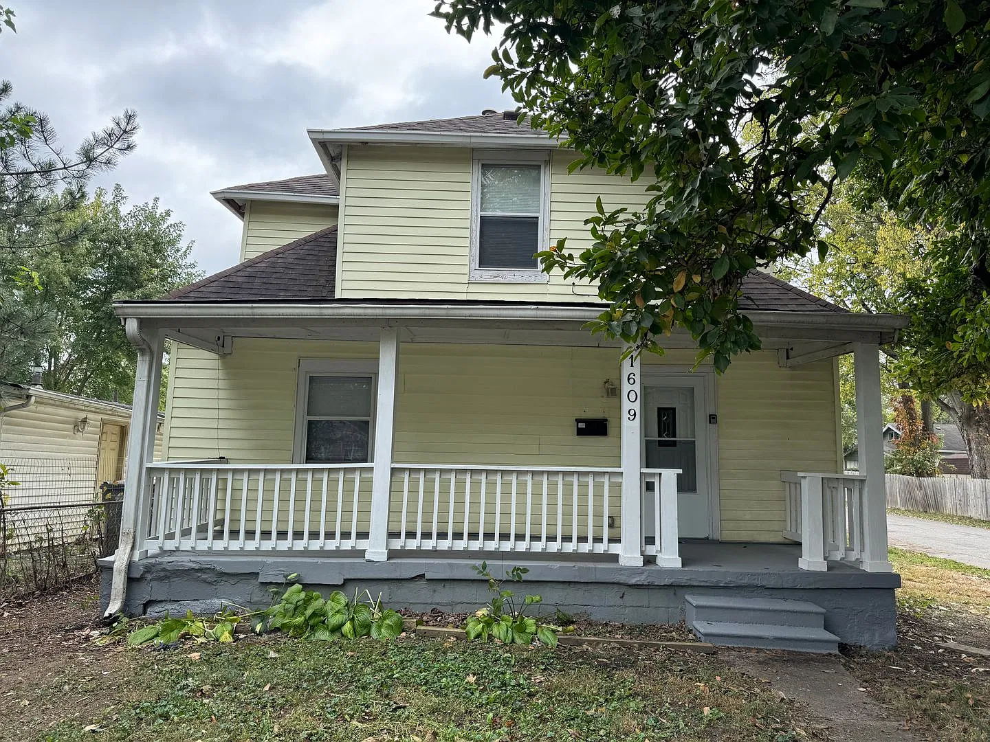 Large 4 Bedroom 1 Bath with Garage — Photo 1