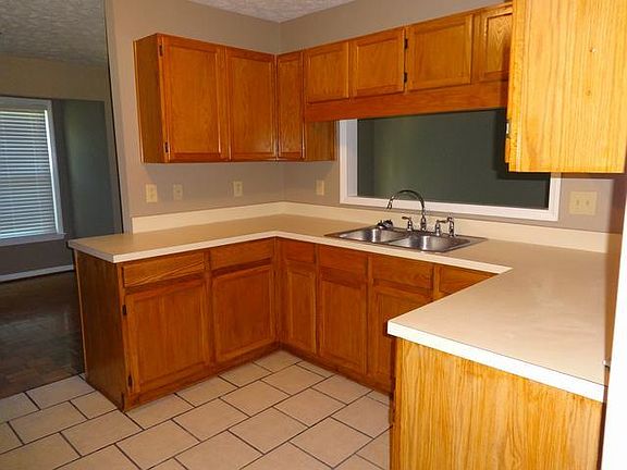 3rd image of 5033 Pinewood Dr