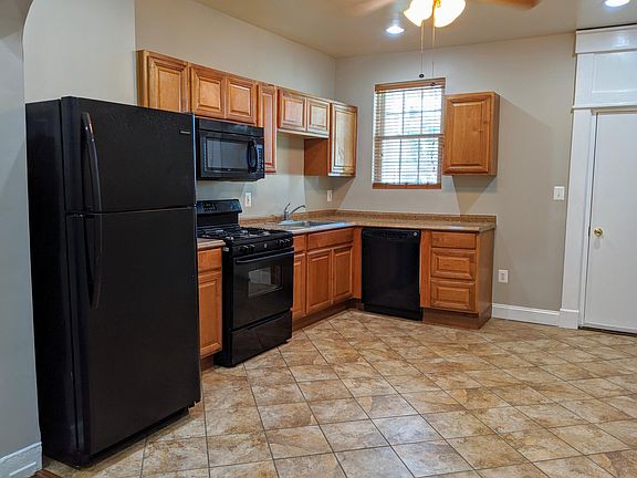 Eat-in Kitchen-Featuring Dishwasher, garbage disposal, built-in microwave, fridge.