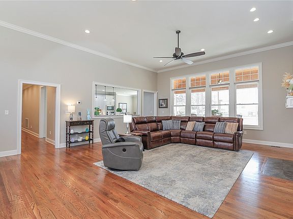 5th image of 304 Merriman Trl