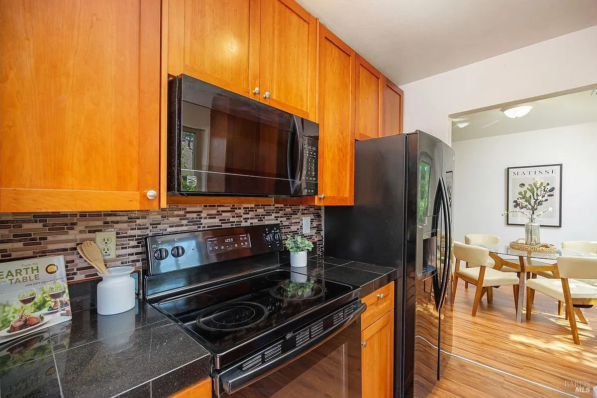 2 bed, 1.0 bath, 903 sqft, $3,250 — Photo 2