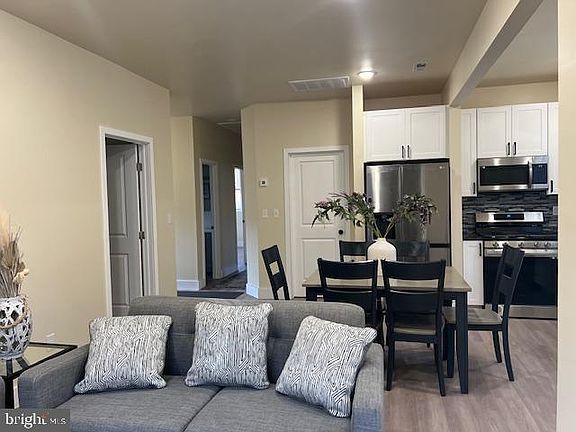 5th image of 211 Palm Ave