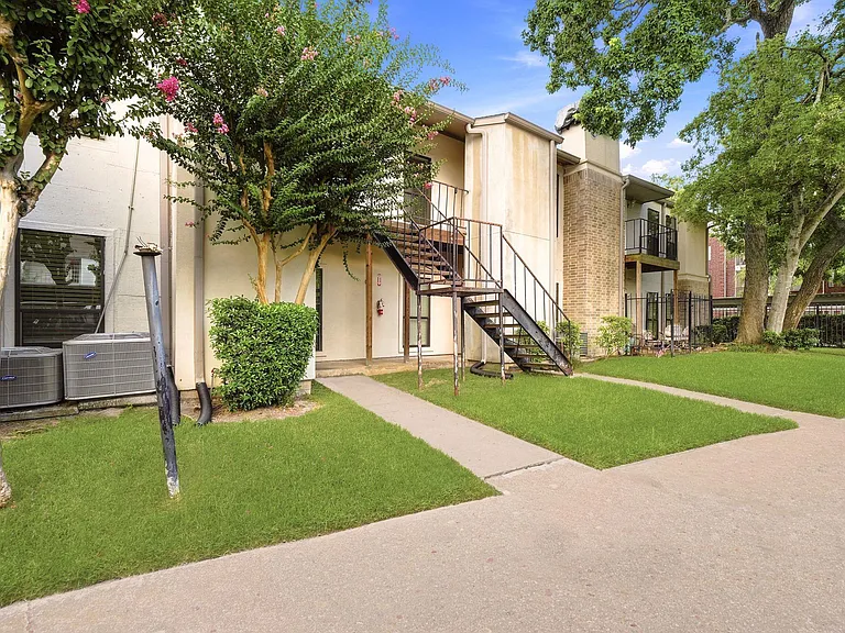 2425 Augusta Dr #22 — Photo 4