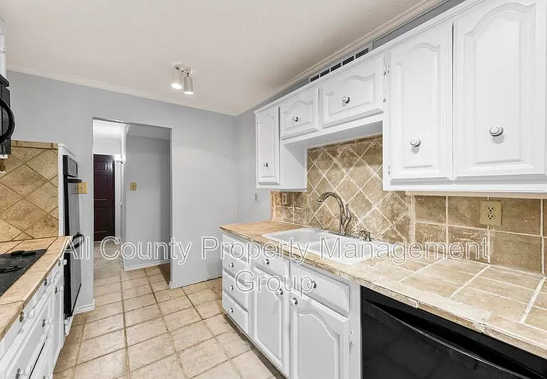1305 Clark Trl — Photo 5