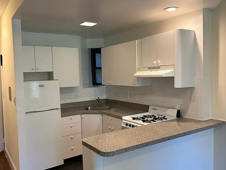 417 E 81st St #2-D — Photo 2