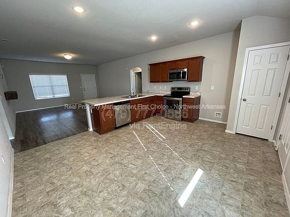 5th image of 2429 Sebright Ave