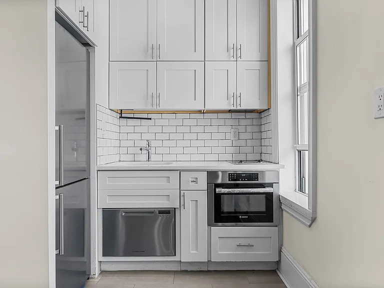 220 Sullivan St #5H — Photo 2