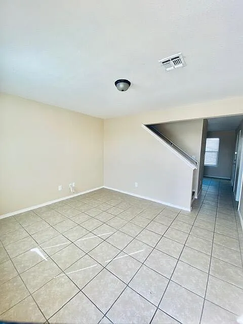 3 bed, 2.0 bath, 980 sqft, $1,250 — Photo 2