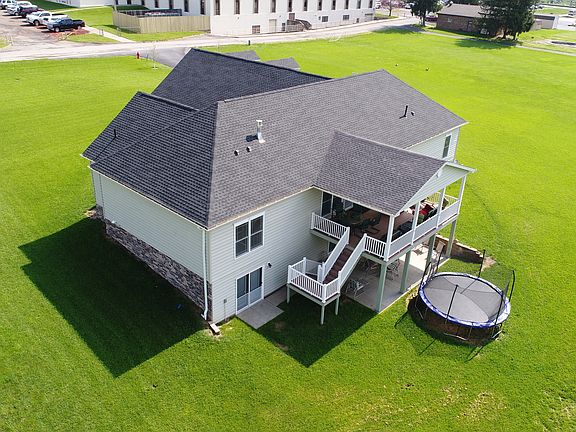 3rd image of 165 Lincoln Dr