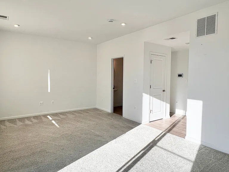 310 Andrew Ct — Photo 2