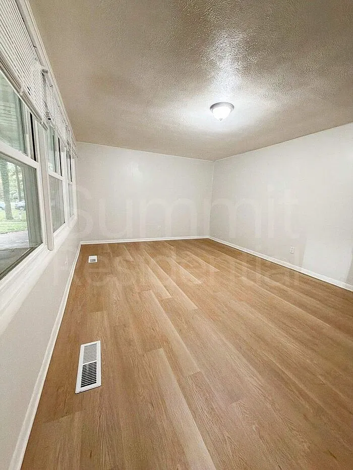 3 bed, 1.0 bath, 1156 sqft, $1,295 — Photo 2