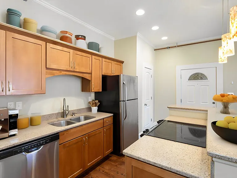 1015 E Broadway #203 — Photo 6