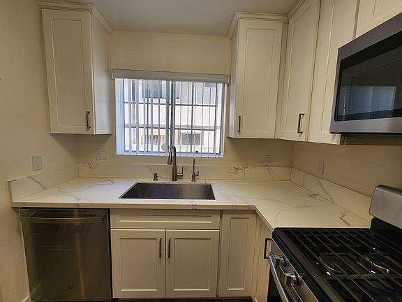 4th image of 1118 N Kenmore Ave APT 2