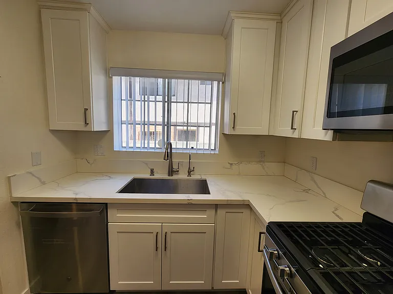 1118 N Kenmore Ave #2 — Photo 4
